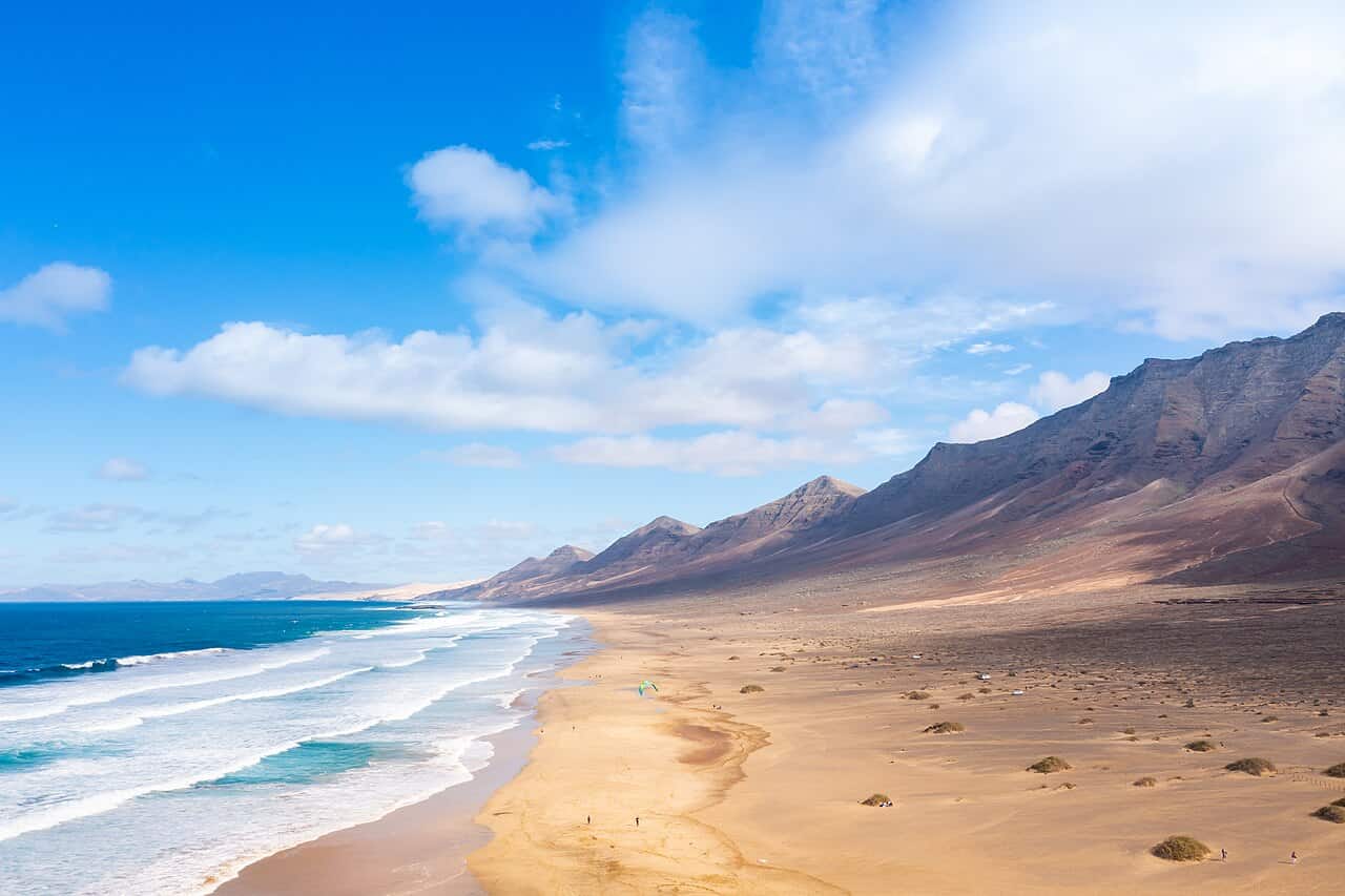 Eau turquoise et sable clair : cette crique espagnole est la 2e plus belle plage d’Europe 1 plage canaries wikiAerial view of the beach of Cofete on Fuerteventura Canary Islands
