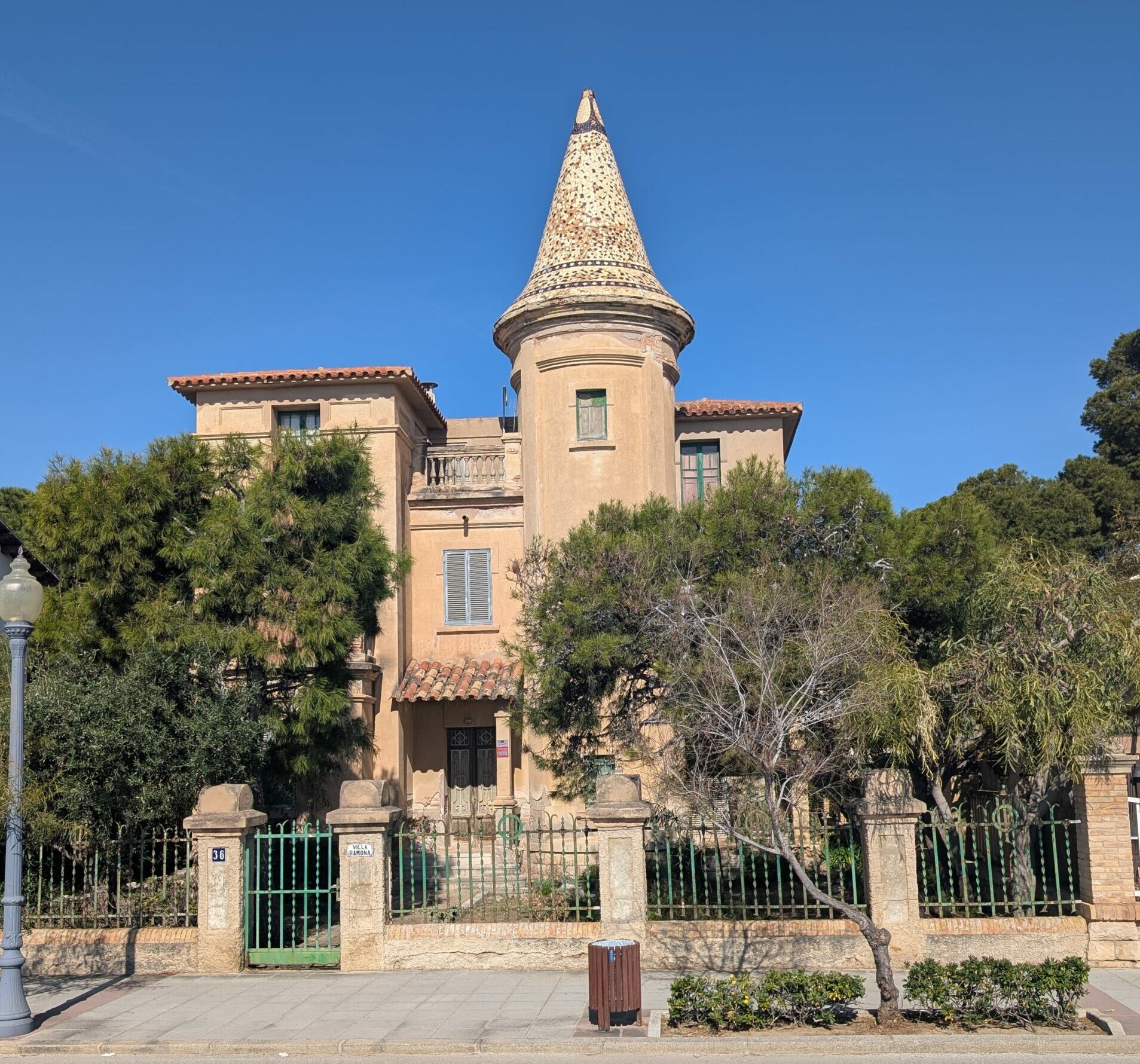 À une heure de Barcelone, une randonnée entre source thermale et Méditerranée 1 PXL 20260223 105908843 scaled e1785322453642