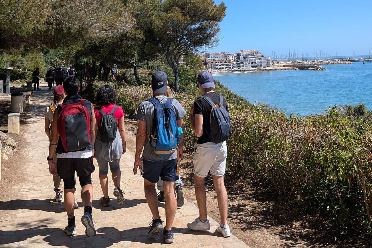 À une heure de Barcelone, une randonnée entre source thermale et Méditerranée 3 randonneurs catalogne
