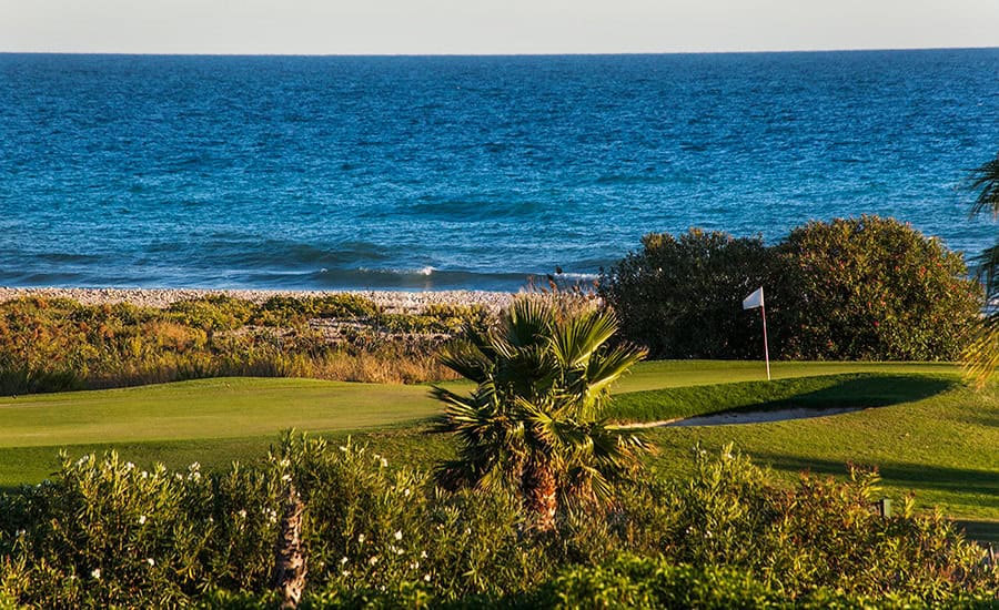 Les 5 pires jobs d’été à Barcelone 2 golf en barcelona club de golf terramar hoyo 3