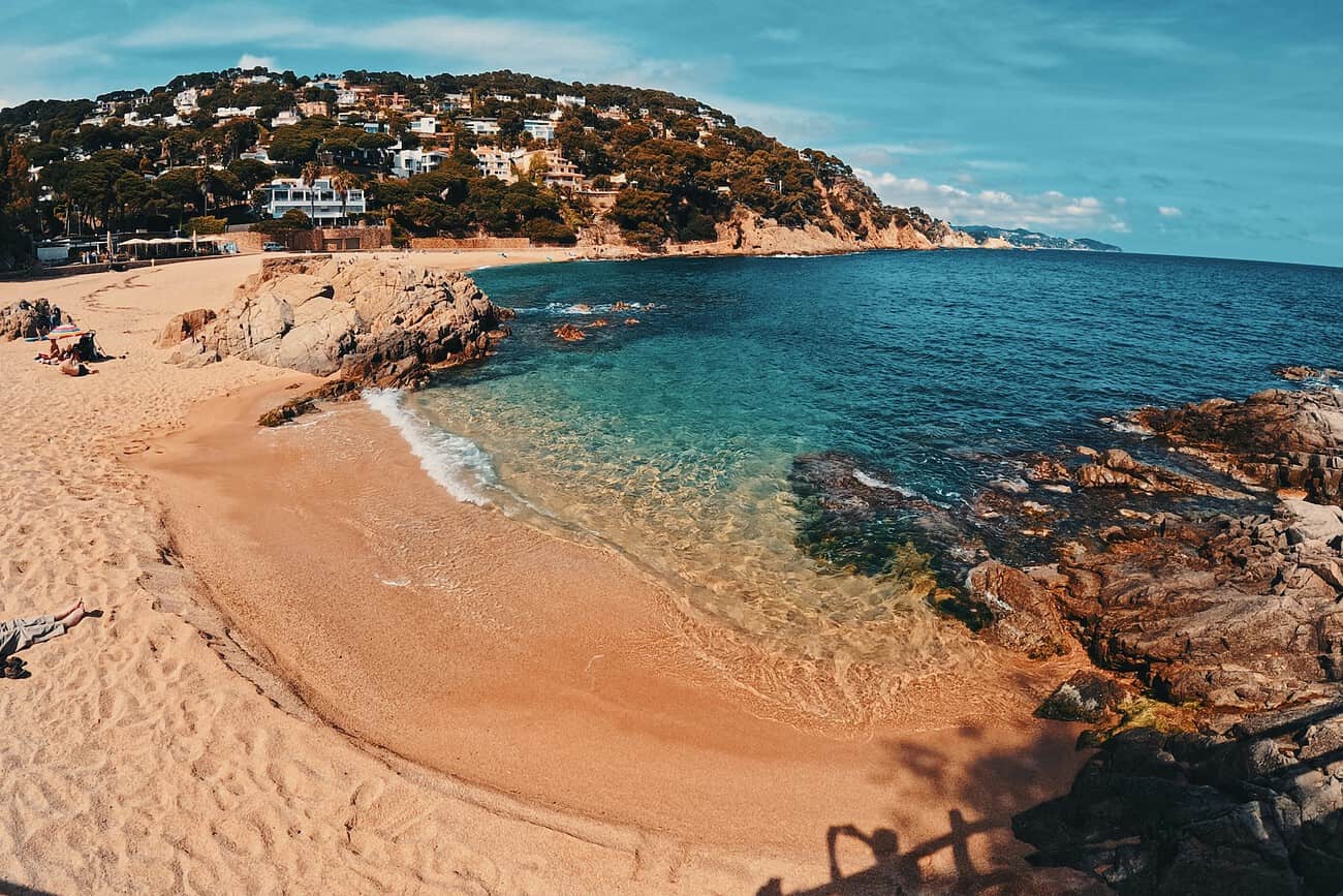 Pollution, béton, tourisme : les 48 plages espagnoles à éviter en 2026 5 plage blanes espagne