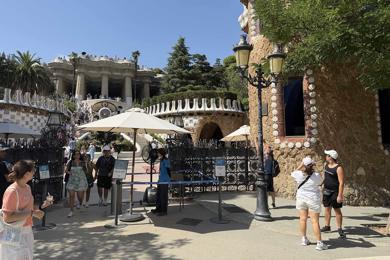 Comment Barcelone tente de réconcilier ses habitants avec le tourisme 1 Des touristes au parc Güell à Barcelone.