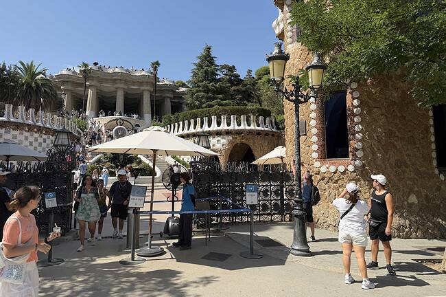 Des touristes au parc Güell à Barcelone.