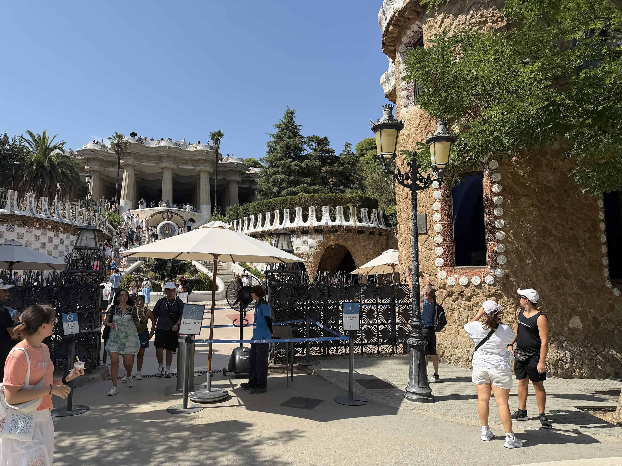 Des touristes au parc Güell à Barcelone.
