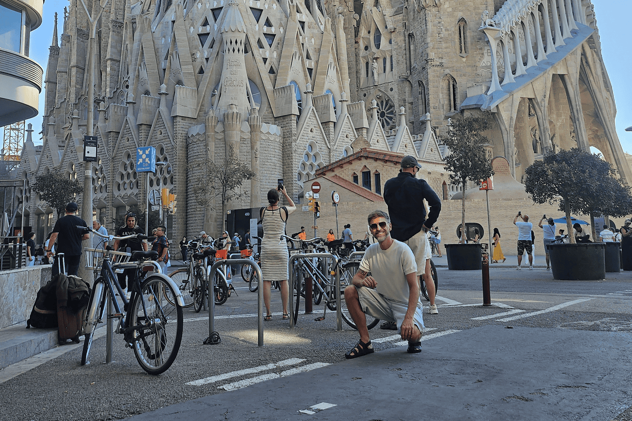 Les 100 premiers jours d'un Français à Barcelone 2 Yoann devant la Sagrada Familia.
