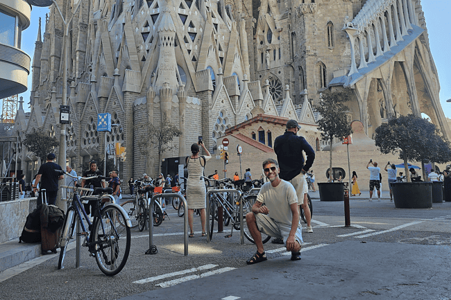 Yoann devant la Sagrada Familia.