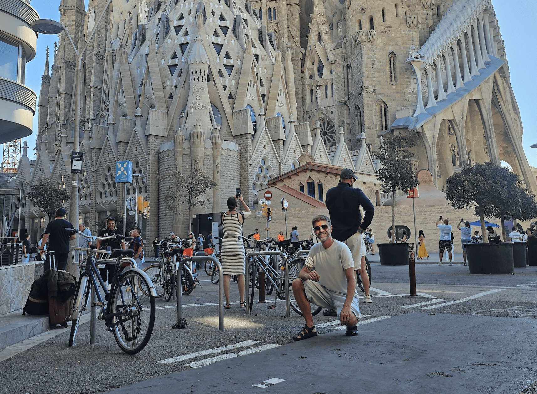 Yoann devant la Sagrada Familia.