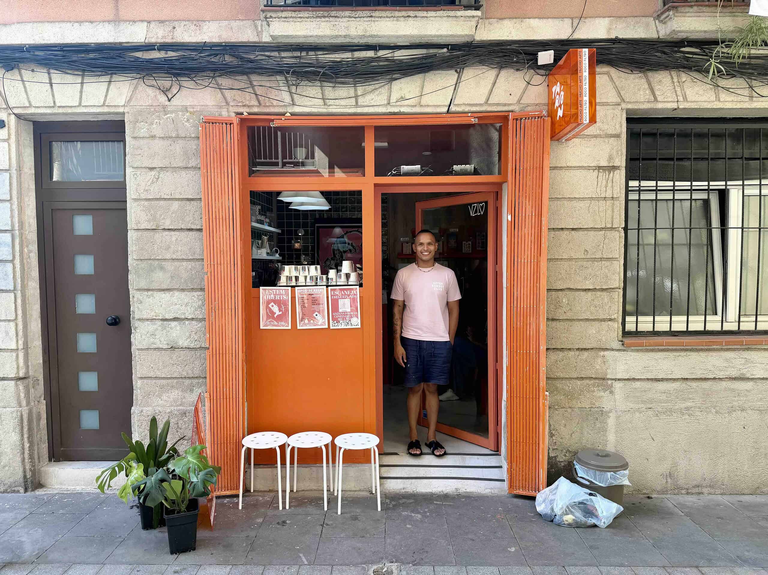 Barcelone : Le Raval au-delà du coupe-gorge 2 Félix, cafetier du Raval, aime son quartier.