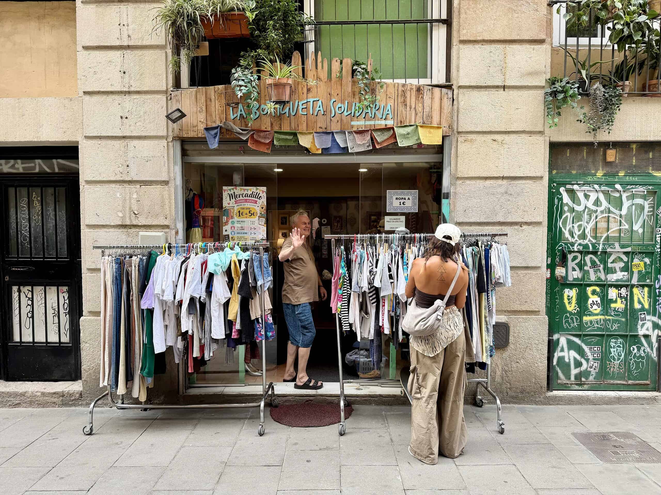 Barcelone : Le Raval au-delà du coupe-gorge 1 Wolfgang devant la Botiga Solidaria.
