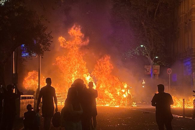 incendies barcelone manifestations