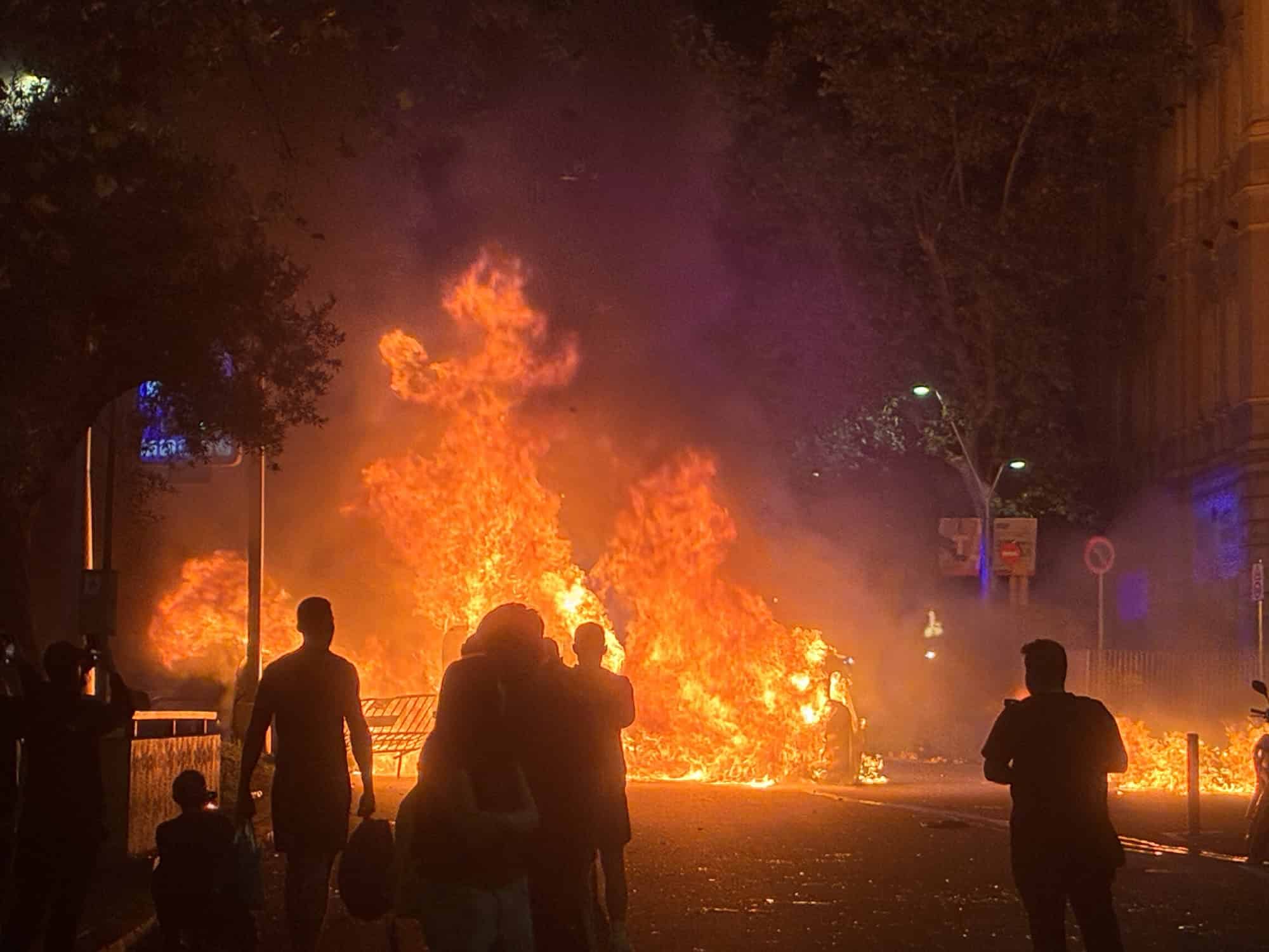 incendies barcelone manifestations