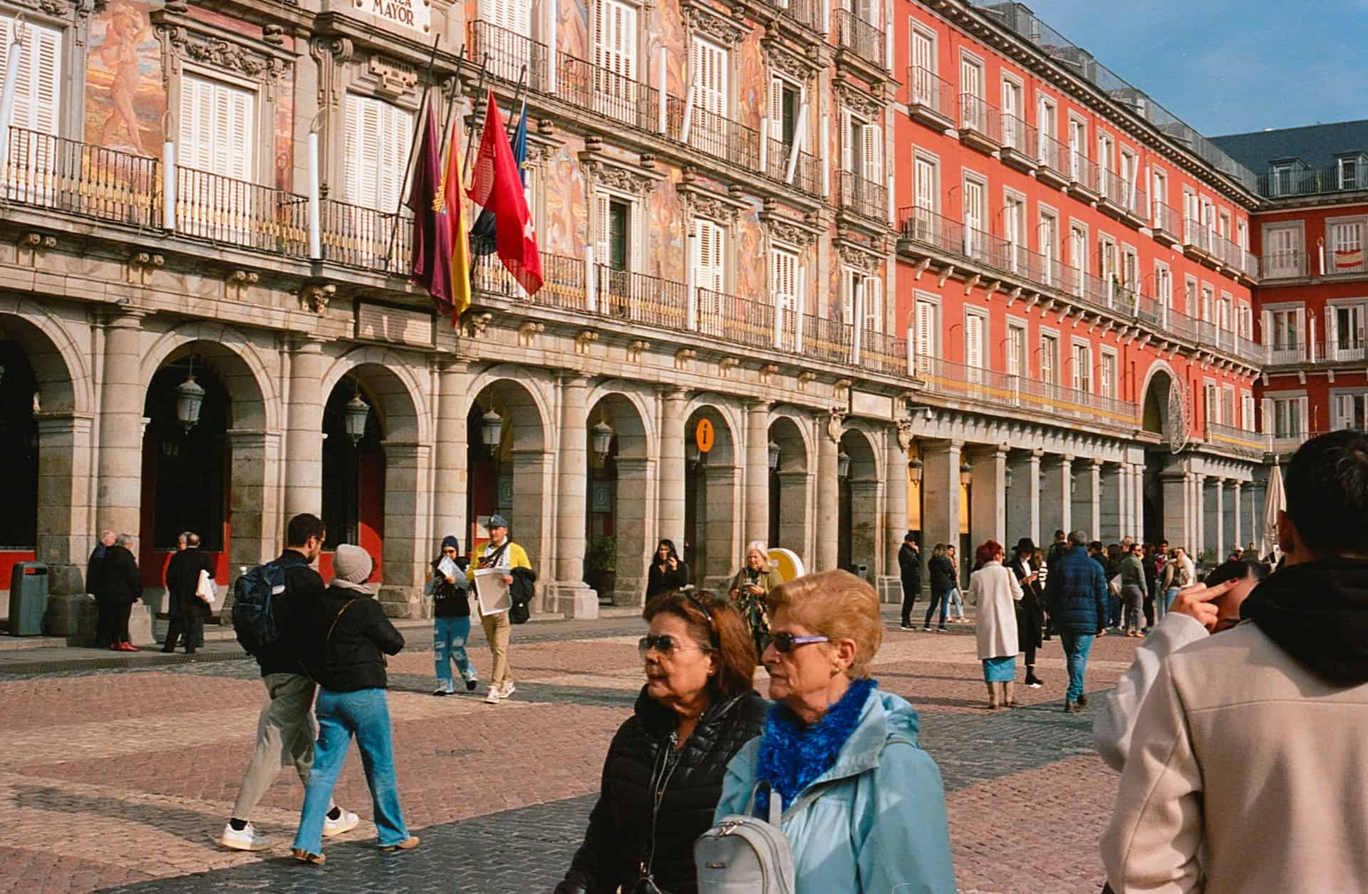 Pourquoi le drapeau de Madrid compte-t-il exactement 7 étoiles ? 1 plaza mayor madrid drapeaux